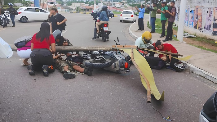 VÍDEO Condutor colide e derruba poste em cima de motociclista em