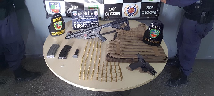 Polícia Militar prende dois integrantes de facção criminosa armas e