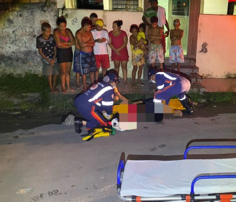 mulher-e-jogada-de-carro