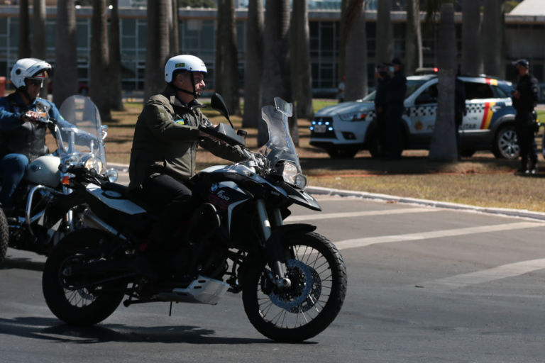 O presidente Jair Bolsonaro participou neste domingo (8) de um passeio de moto em Brasília em homenagem ao Dia dos Pais. A manifestação reuniu apoiadores do presidente, que se concentraram em frente ao Palácio do Planalto, na Praça dos Três Poderes.