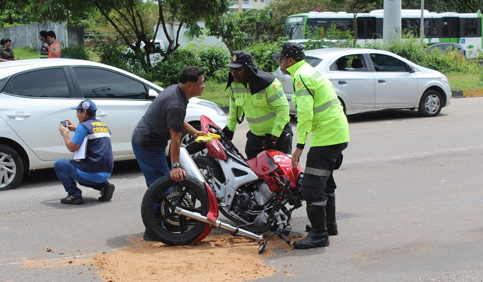 Acidente entre carro e moto deixa trânsito caótico na Av. Coronel Teixeira; vídeo