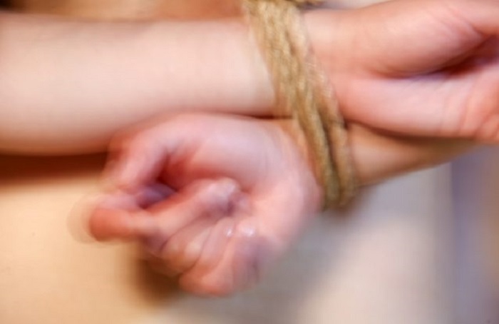 Mulher tenta matar namorado após amarrá-lo em cama para fazer ato sexualmente 'diferente'