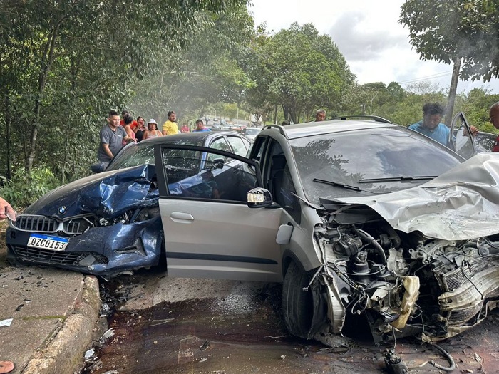 BMW e mais seis veículos se envolvem em acidente na Avenida do Turismo