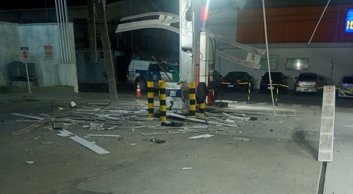 Criminosos explodem acesso ao cofre de posto de combustíveis em Manaus