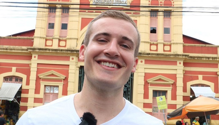Gringo Simon Gurney, que faz mochilão pelo Brasil, anuncia decisão de morar em Manaus