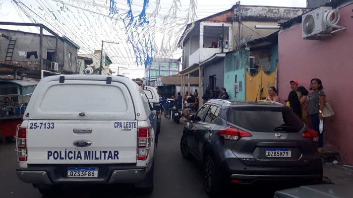 Homem é morto a tiros dentro de barbearia no Coroado; vídeo