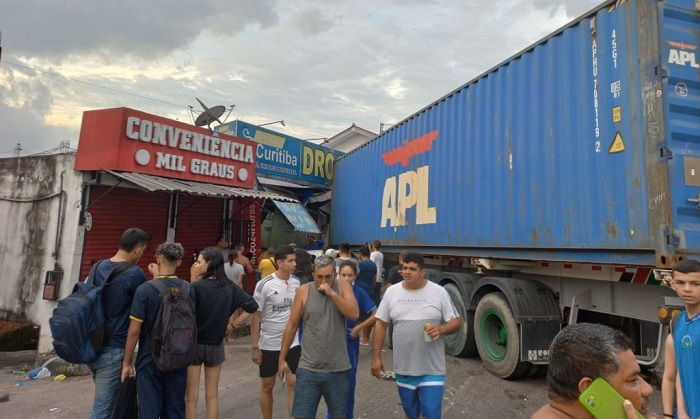VÍDEO Carreta desgovernada atinge drogaria na zona sul de Manaus1