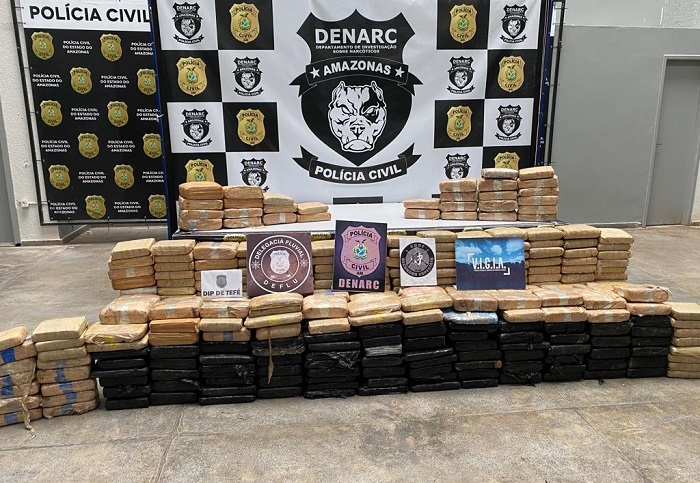 VÍDEOg rupo criminoso é preso com 400 quilos de drogas em embarcação no AM