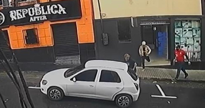 Criminosos invadem bar e executam jovem no Centro de Manaus; vídeo