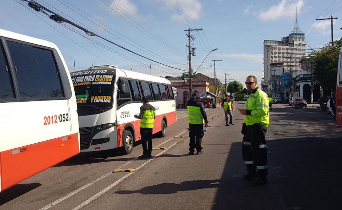 Micro-ônibus são alvos de fiscalização no Centro de Manaus; 17 foram autuados