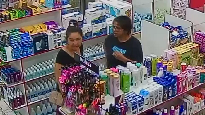 Quadrilha de idosas é flagrada furtando produtos em drogaria em Manaus; vídeo
