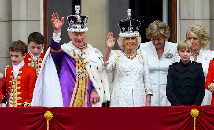 Aos 74 anos, rei Charles III é coroado no Reino Unido