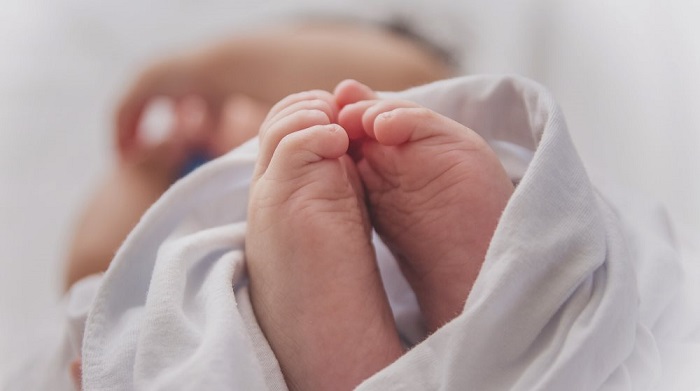 Bebê nasce com três mãos; fenômeno é extremamente raro