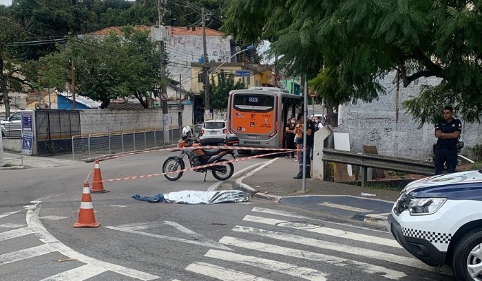 Mulher morre atropelada por ônibus após ser empurrada por namorado