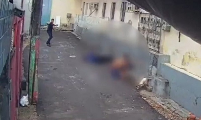 Pistoleiro tenta matar homens à tiros em beco de Manaus1