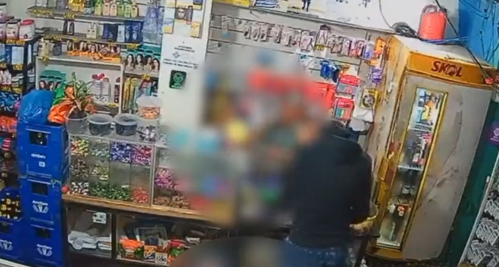 Vídeo mostra momento em que ladrão tem rosto e mão decepados por golpes de terçado