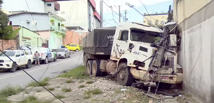 Caminhão Invade Casa Em Condomínio Da Zona Centro Sul De Manaus Bora Manaus 7854