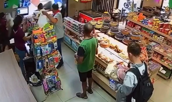 Carro desgovernado invade padaria de ré e por pouco não atinge criança; veja vídeo