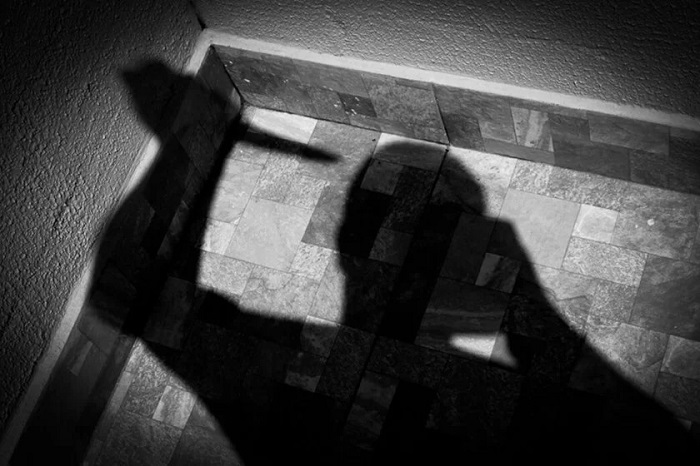 Homem é preso após tentar matar a própria esposa em balneário em Manaus