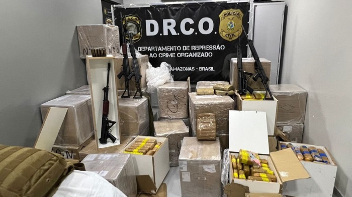 Mais de uma tonelada de drogas e fuzis que estavam em caminhão são apreendidos