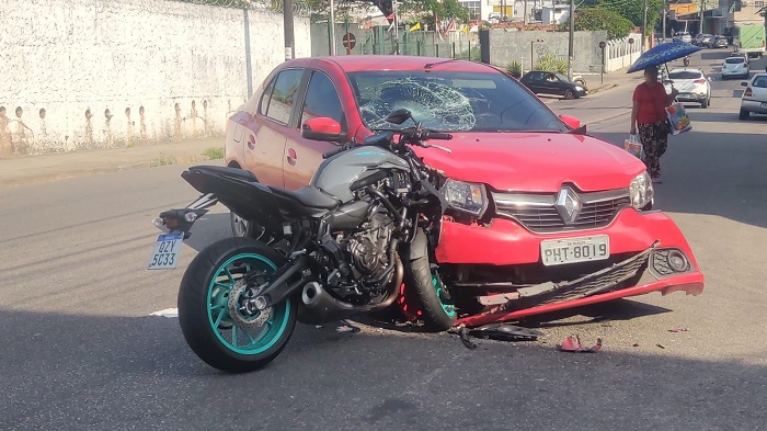 Casal fica ferido após grave acidente de trânsito no bairro Educandos, em Manaus