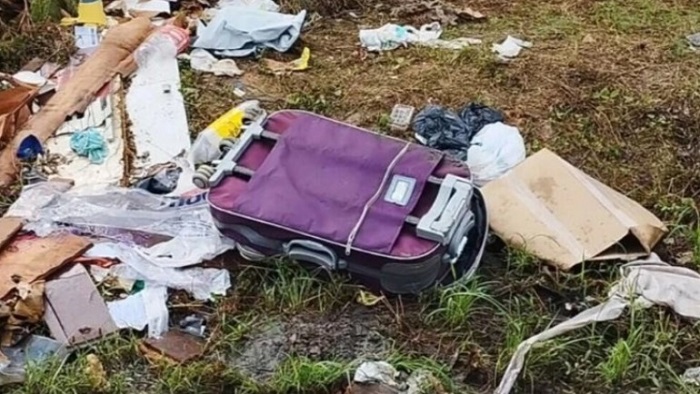 Corpo é encontrado dentro de mala em lixeira viciada