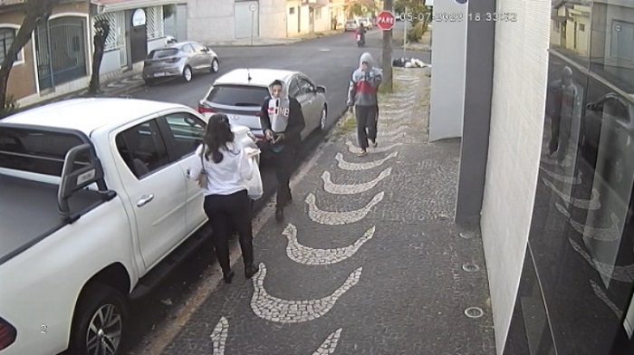 Criminosos abordam mulher e roubam Toyota Hilux em plena luz do dia; vídeo