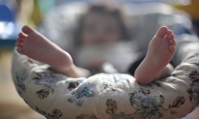 Dona de creche é flagrada dopando e batendo em bebê de 11 meses