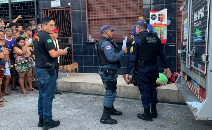 Homem é morto à tiros na frente de mercadinho em área vermelha de Manaus