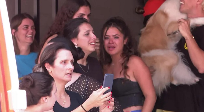 Maísa chora e se desespera após incêndio atingir apartamento em que está hospedada