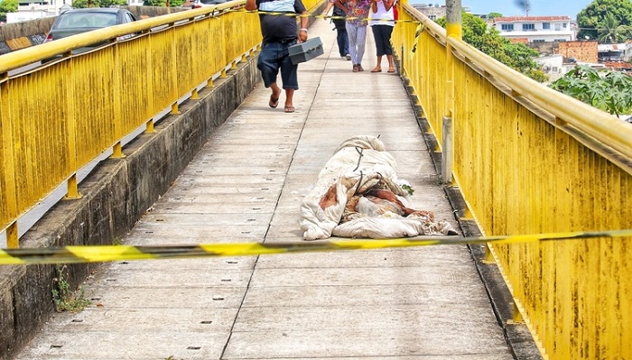 Corpo é achado enrolado em manta de colchão na Ponte do Aparecida, em Manaus