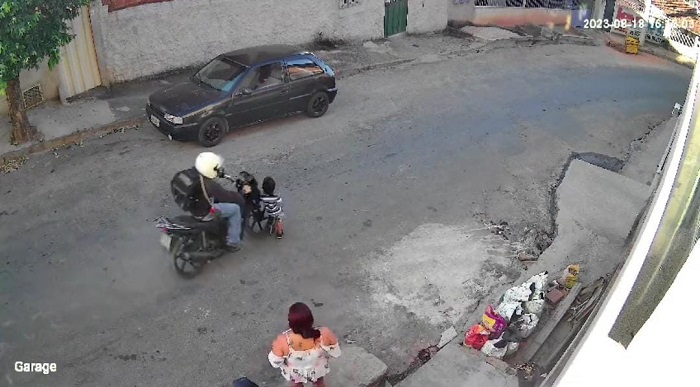 Criança sai de perto da mãe e é atropelada por motociclista