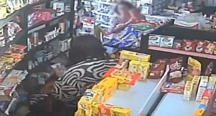 Homem esfaqueia mulher com criança no colo em mercadinho