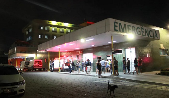 Jovem é baleado enquanto estava sentado em calçada no Jorge Teixeira