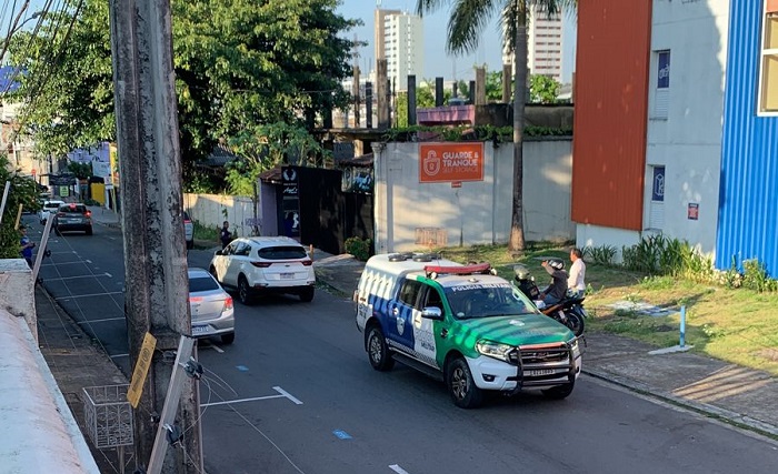 Médico é baleado após carro ser ‘crivado’ de balas em Manaus; vídeo