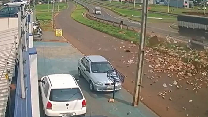VÍDEO Garrafas de chá caem de caminhão, se espalham na rodovia e derrubam motociclista