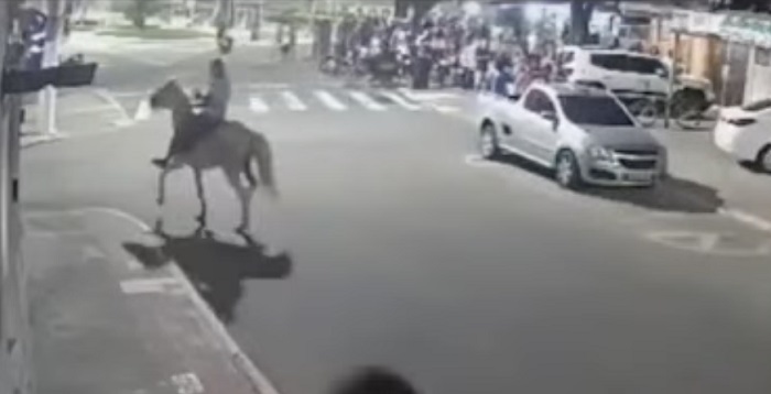 Vídeo mostra criminosos fortemente armados chegando e fugindo a cavalo após assalto