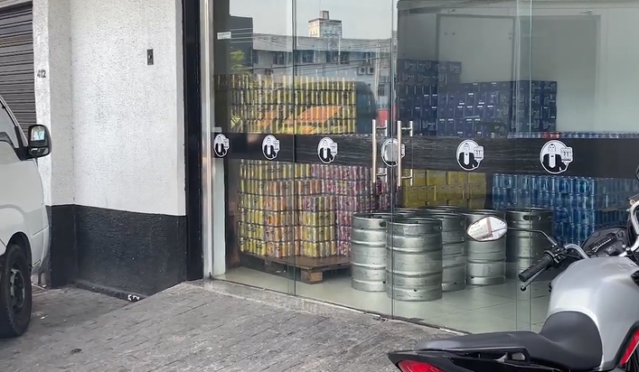 Assaltantes levam R$ 27 mil de distribuidora após fazer vítimas de refém em Manaus