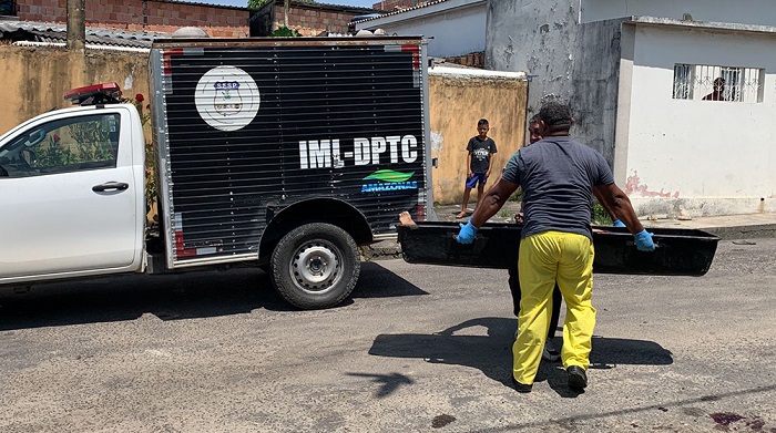 Homem é morto com 10 tiros e jogado de carro em rua no bairro Novo Aleixo