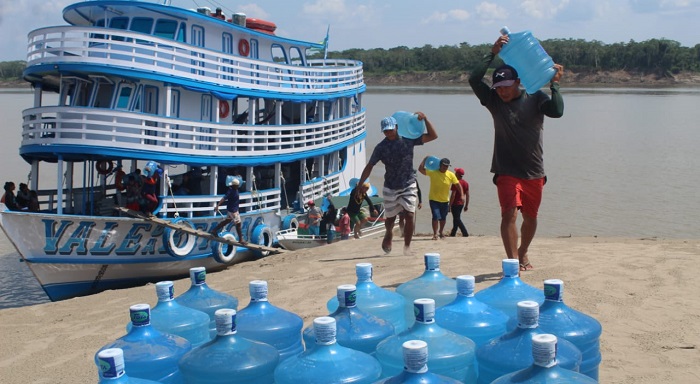 Prefeito de Alvarães distribui pessoalmente galões de água mineral á comunidades do rio japurá; veja vídeos