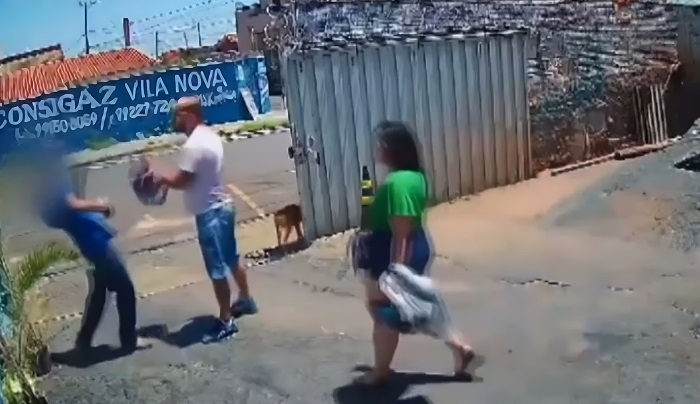 Pai e madrasta agridem adolescente após ação por pensão