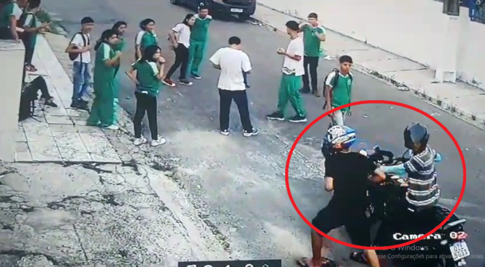Câmera flagra momento em que estudantes são alvo de assaltantes, em Manaus