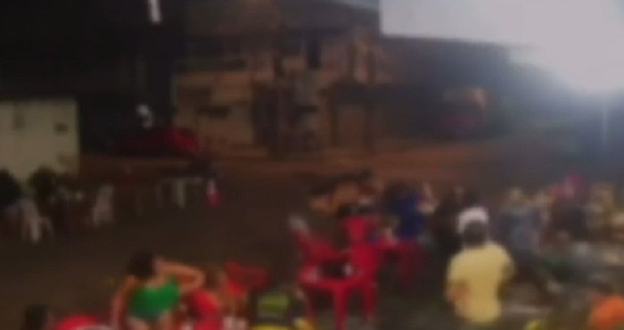 Criminosos passam de moto atirando contra multidão e atingem duas pessoas em bar