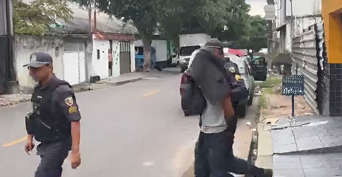 Homem quebra medida protetiva contra a irmã e dá facada na mão dela em Manaus