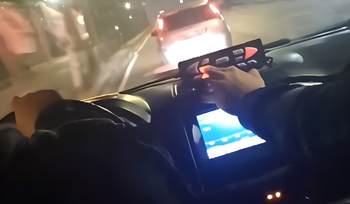 Mulher faz zigue-zague, bate em motociclista e é detida em Manaus