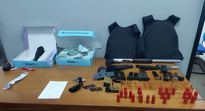 Criança sai de casa com duas armas após pai manter mãe em cárcere privado