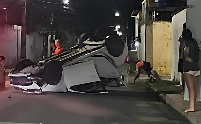 Jovem perde controle e capota carro no Natal em Manaus