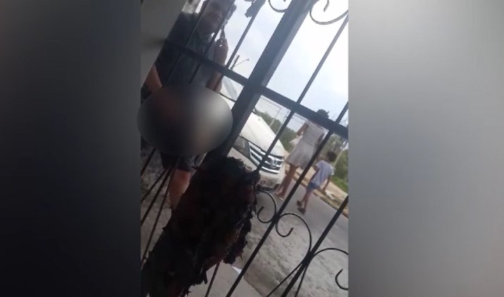 VÍDEO Homem se masturba para crianças em frente a comércio em Manaus