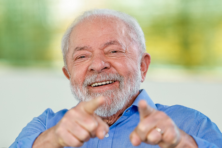 Bolsa para estudantes do ensino médio será de R$ 200 por mês, afirma Lula