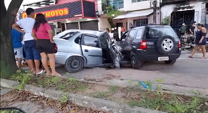 Carros ficam destruídos em grave acidente no Nova Cidade
